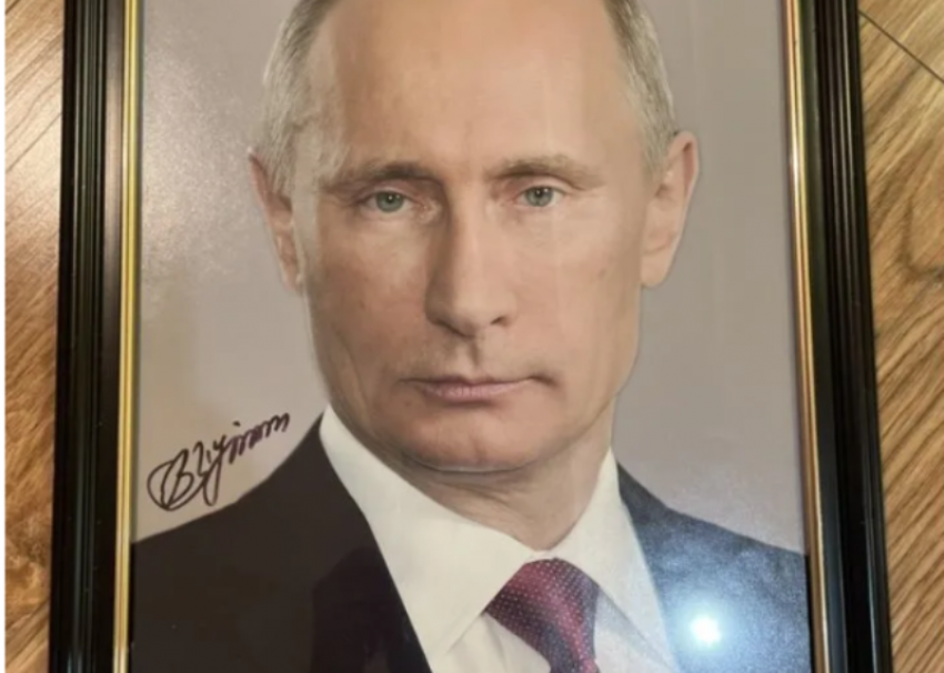 За 700 тысяч рублей продают в Сочи портрет Путина с автографом