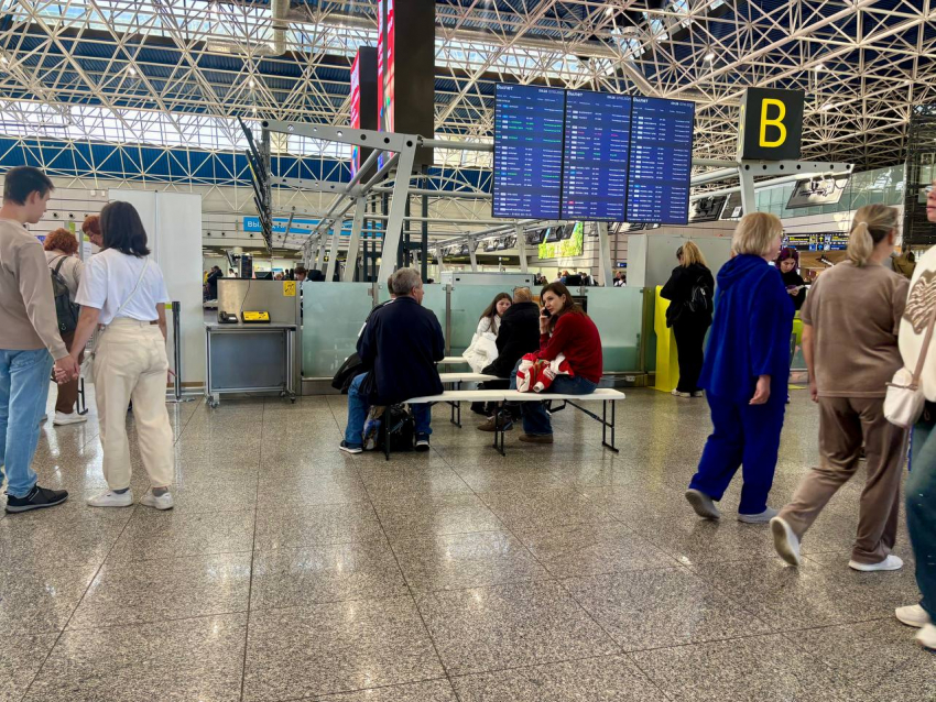 10 самолетов, летящих в Сочи, отправились на запасные аэродромы