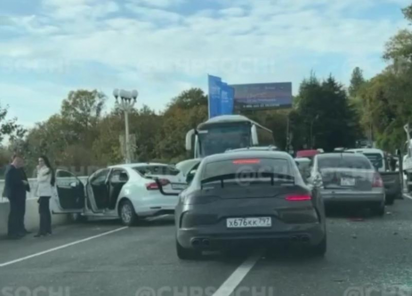 Массовая авария на мосту в Сочи парализовала движение автомобильного транспорта