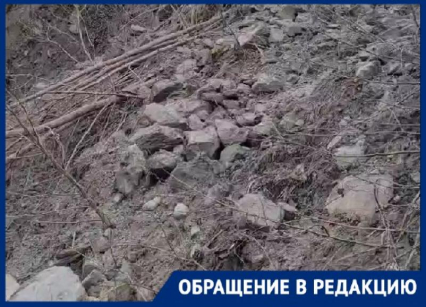 Под завалами остается проезд к отдаленному селу Сочи