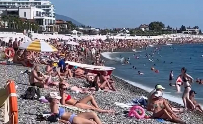 На пляжах Сочи замечено столпотворение туристов