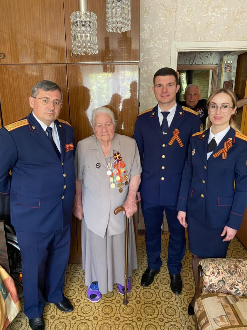 В Сочи ветеранов поздравили офицеры 