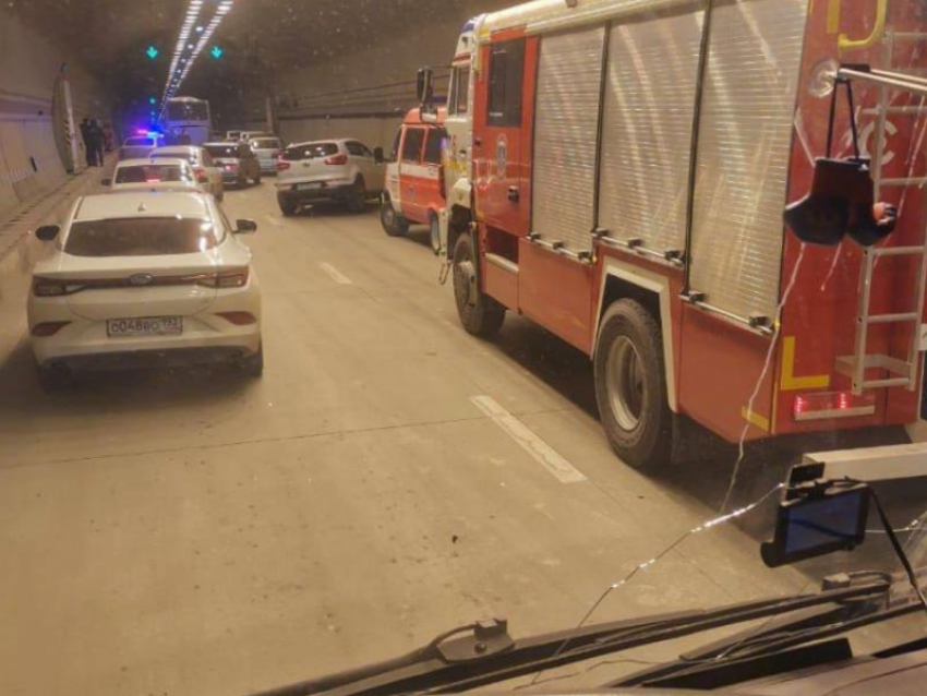 Массовая авария произошла на Курортном проспекте в Сочи 