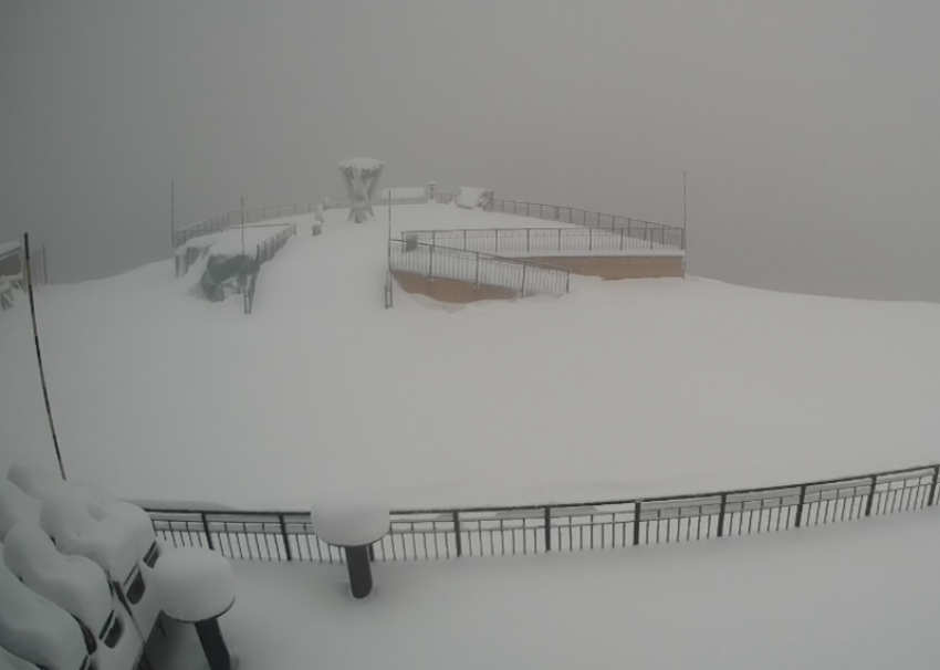 Зима близко: ливневый снег накрыл горы в Сочи