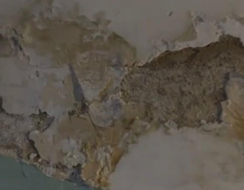 «По стенам стекают соседские фекалии»: жители многоэтажки Сочи жалуются на канализацию в подъезде