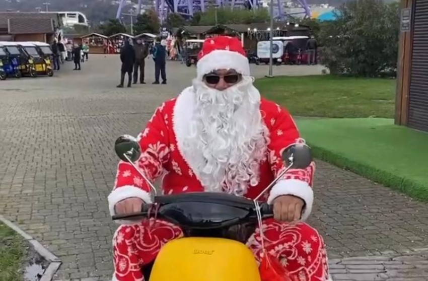 Необычный Дед Мороз на скутере в Сочи разозлил россиян