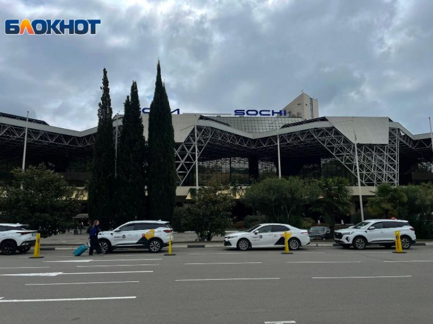 Тысячи пассажиров застряли в аэропорту Сочи из-за угрозы БПЛА 