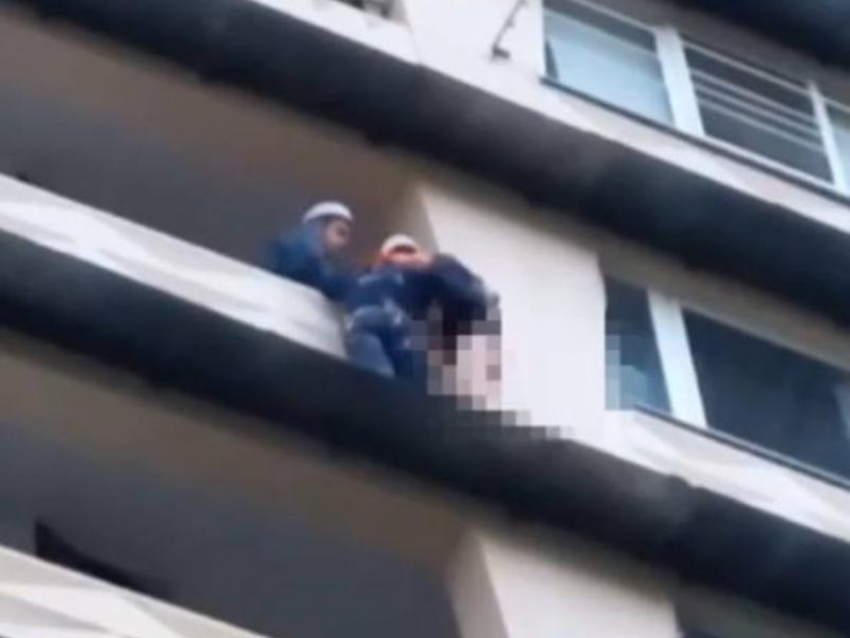 В Сочи спасатели разговорами сохранили жизнь женщины на восьмом этаже