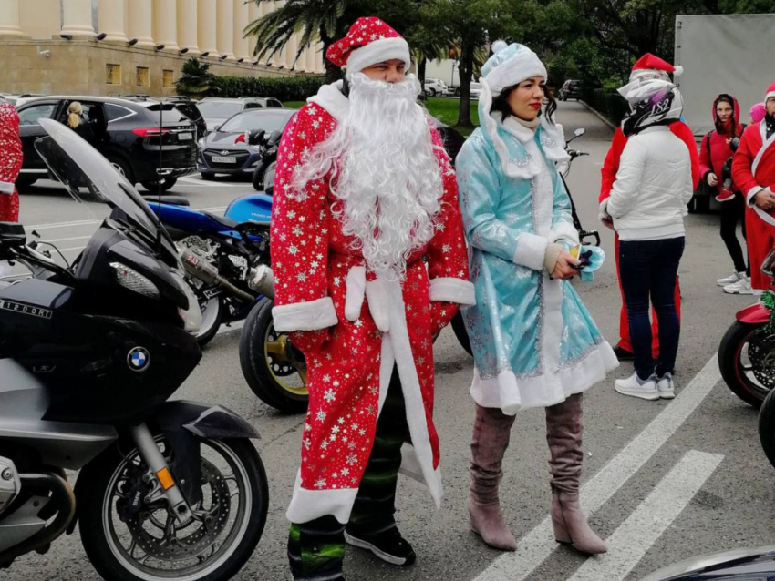 Сочинские байкеры устроили праздничный мотопарад