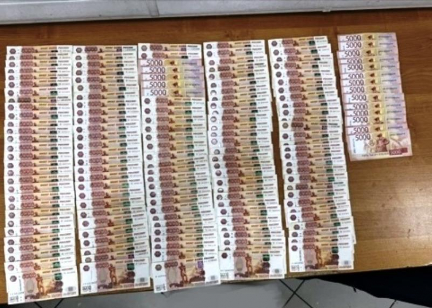 1,2 миллиона рублей изъяли у пассажира в аэропорту Сочи