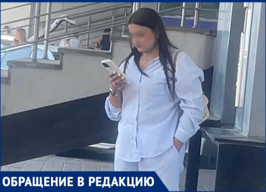 Молодая попрошайка с айфоном клянчит деньги у туристов в Сочи, нагло их обманывая 