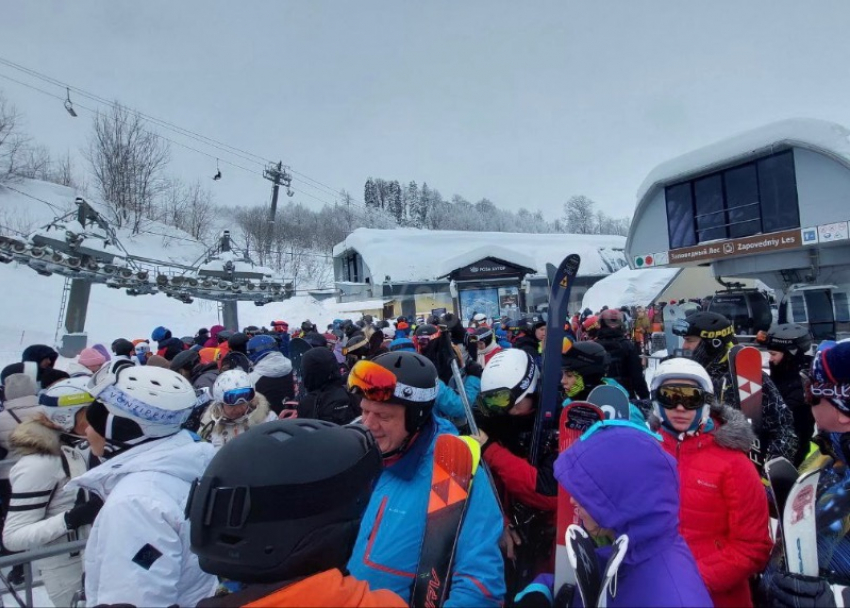 Толпы сноубордистов и лыжников собрались в горах Сочи из-за закрытия канатных дорог