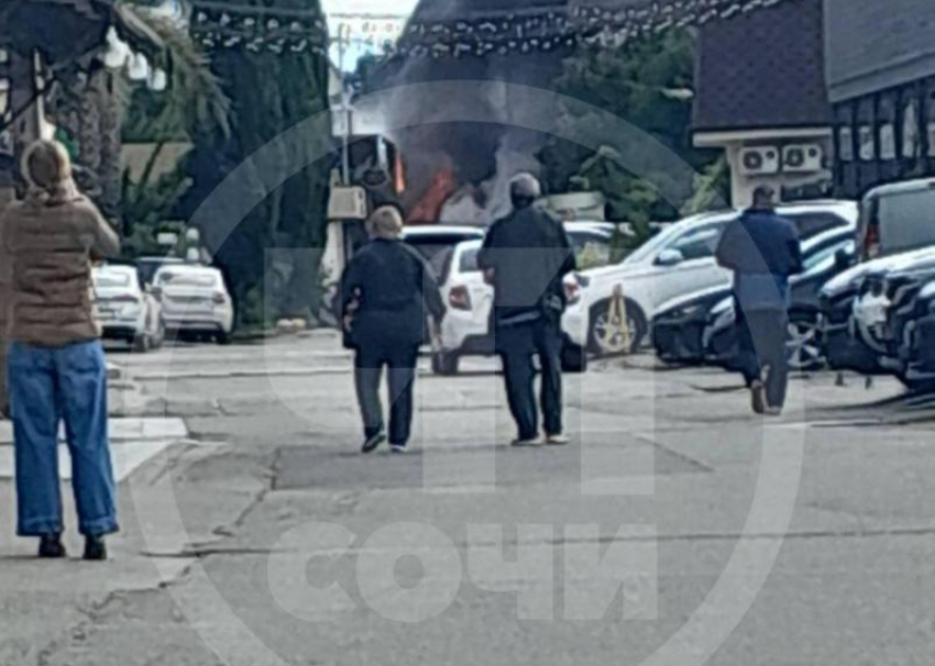 В Сочи сгорели торговые павильоны возле отеля «Престиж»