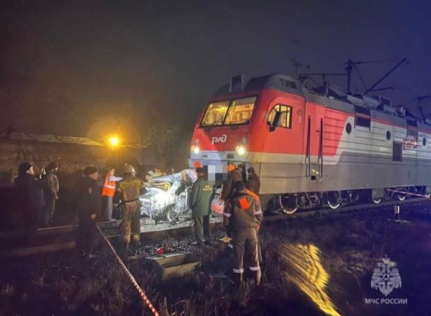 Два человека погибли после столкновения поезда «Владикавказ-Адлер» с легковушкой 