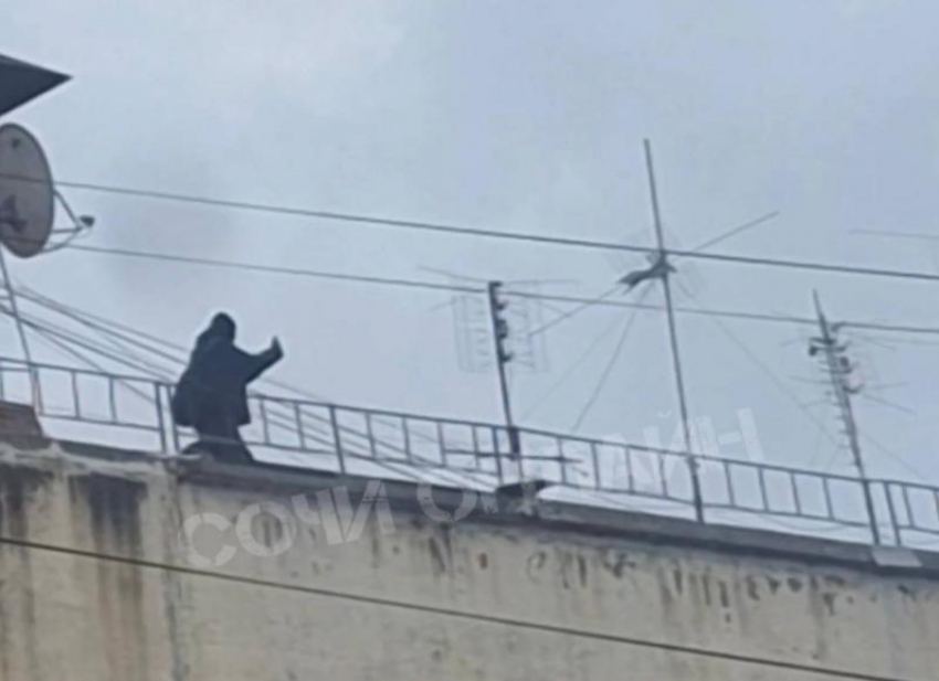Подростки снимали видео на крыше многоэтажки во время атаки БПЛА в Сочи
