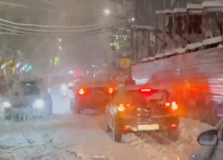 Снег парализовал движение в поселках Сочи