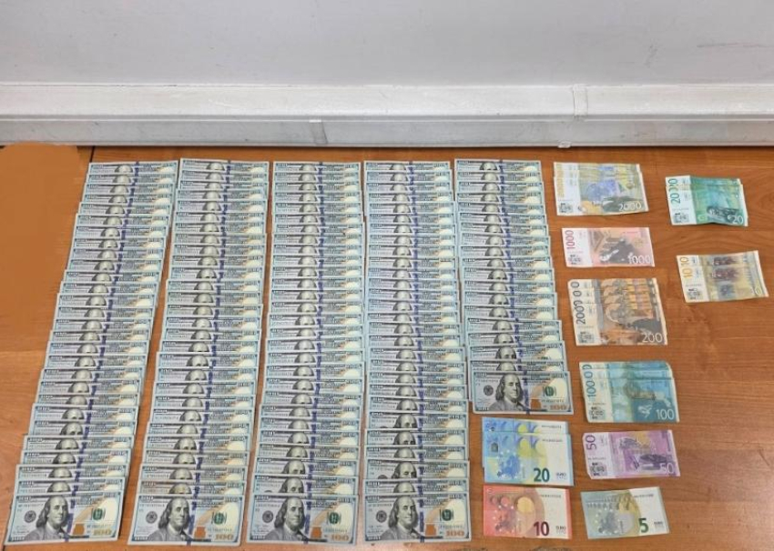 Более 1 миллиона рублей изъяли в аэропорту Сочи у прибывшего из Сербии пассажира