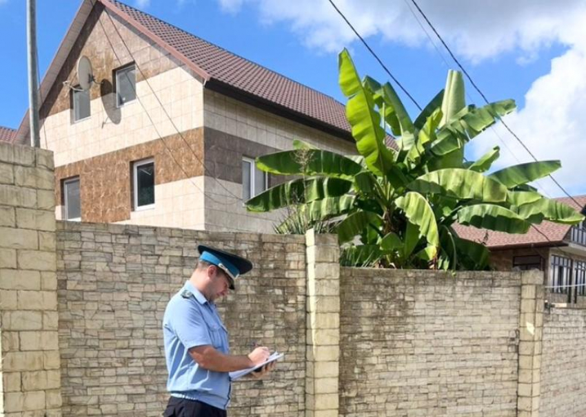 В Сочи снесли незаконно возведенный коттедж