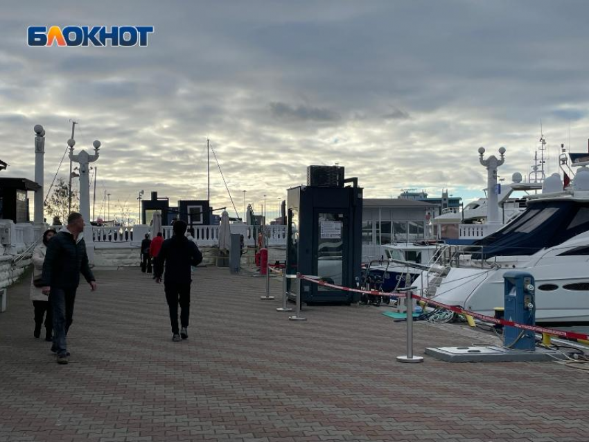 Кассирша напала на туристку, которая потребовала вернуть деньги за сокращенную морскую прогулку из-за угрозы атаки БПЛА в Сочи