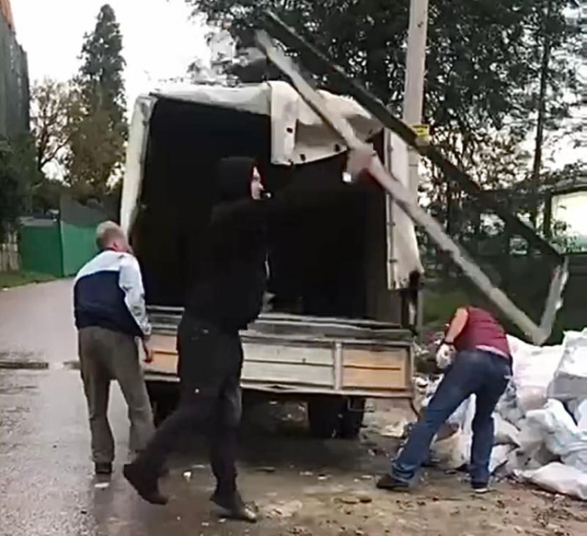 В Сочи трое мужчин нагло сбрасывали строительный мусор прямо на улицы города 
