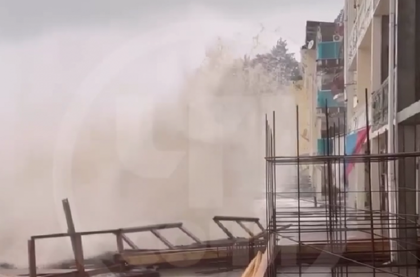  Шторм «черноморский молот» бушует в Сочи