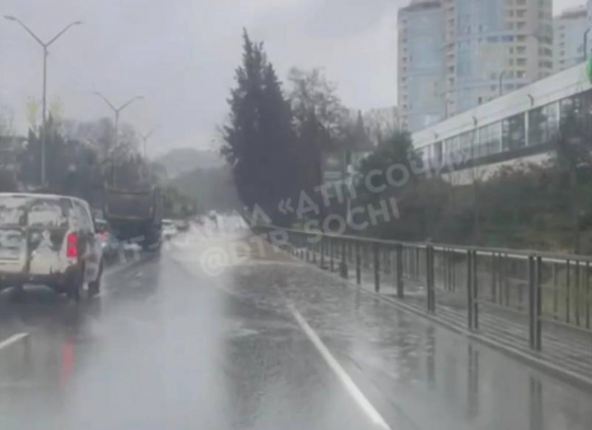 Ливень подтопил федеральную трассу Джубга — Сочи