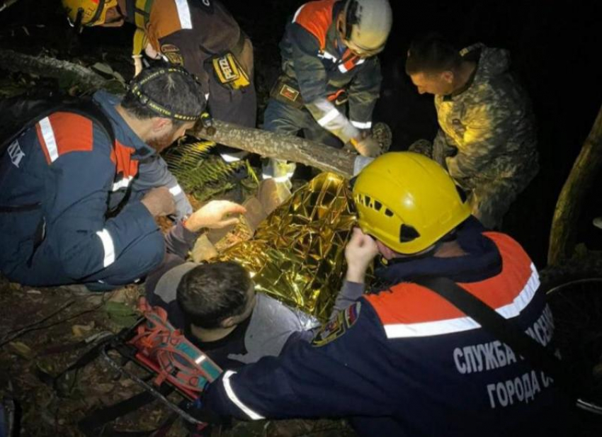 Истекающего кровью мужчину эвакуировали из леса в Сочи