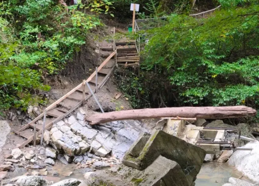 Туристы заплатили нацпарку за прогулку по «Орлиным скалам», а получили лишь разрушенные ступени и отсутствие условий