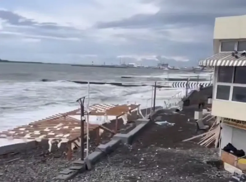 Мощный шторм разрушил набережную в центре Сочи