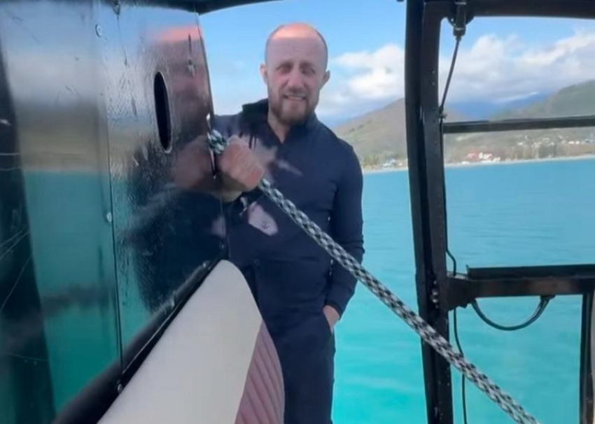 Бизнесмен из Сочи прокатился над морем, стоя на полозе вертолета 