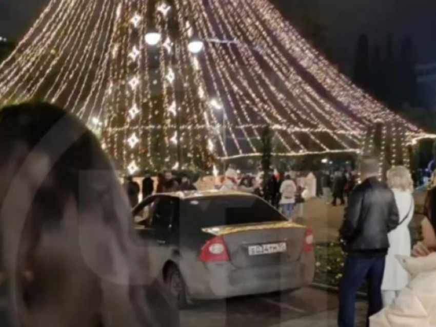 Автомобилист из Чечни нагло заехал на пешеходную площадь в Сочи 