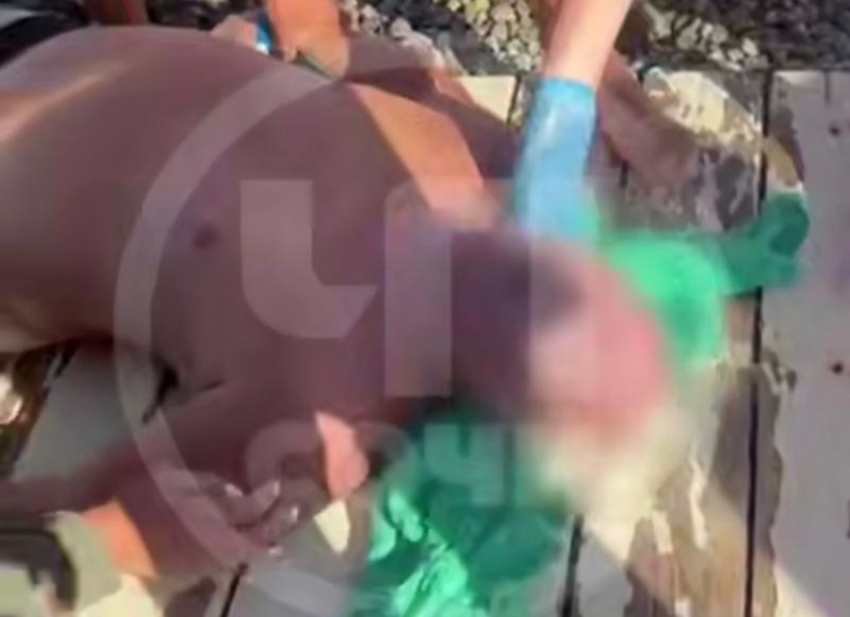 Отдыхающие спасли мужчину, который умирал на пляже в Сочи