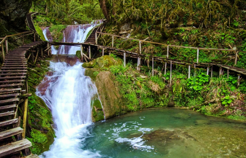 Изменилось время осмотра Агурских водопадов