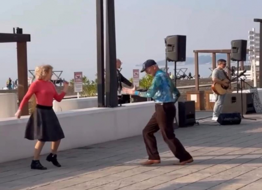Зажигательный танец пенсионеров на набережной в Сочи покорил интернет