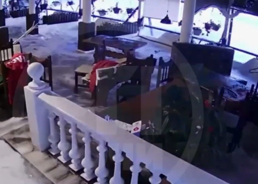 Штормовая волна выбила стекла ресторана Сочи и смыла посетителей