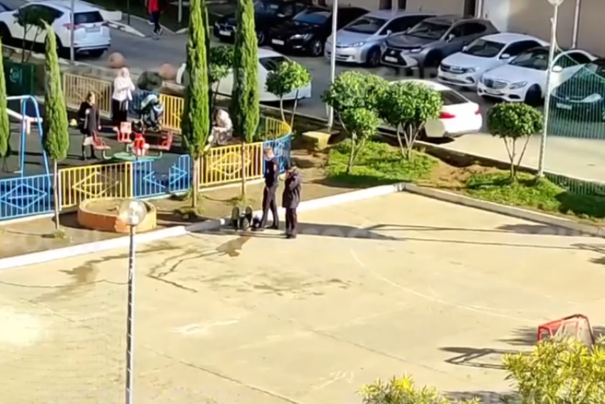 Сочинские полицейские пытались разбудить мужчину электрошокером