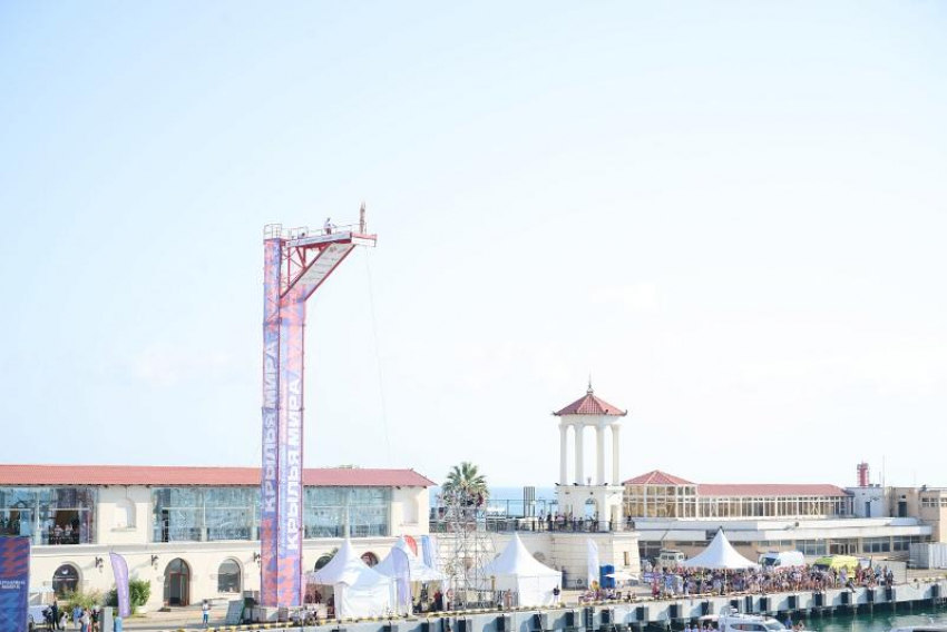  Мексиканец победил на международном фестивале хай-дайвинга в Сочи