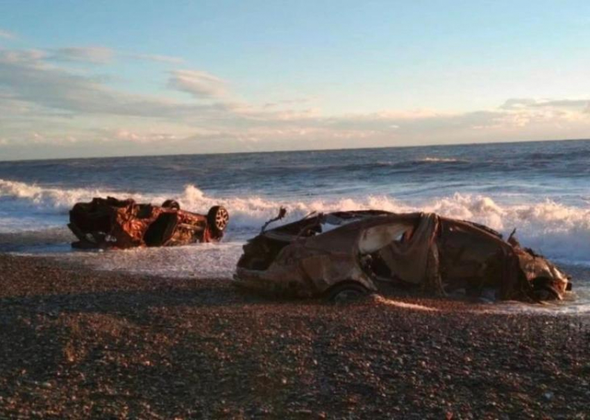 Автомобили утонувших туристов вынесло на сочинский пляж во время шторма
