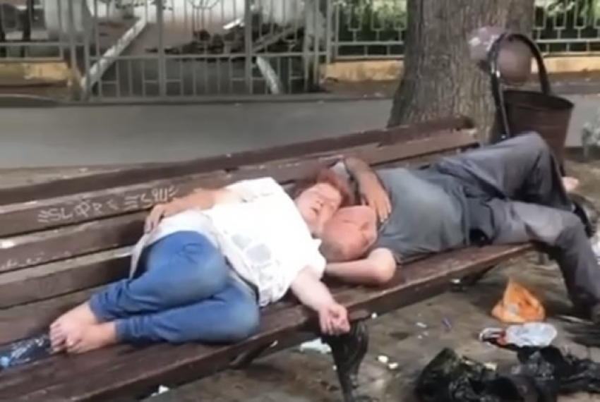 «Отдыхающие в шоке»: бездомные спят прямо на лавочках в центре курорта