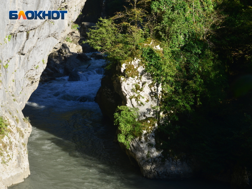 Туристов с грудничком эвакуировали спасатели Сочи из каньона реки Куапсе