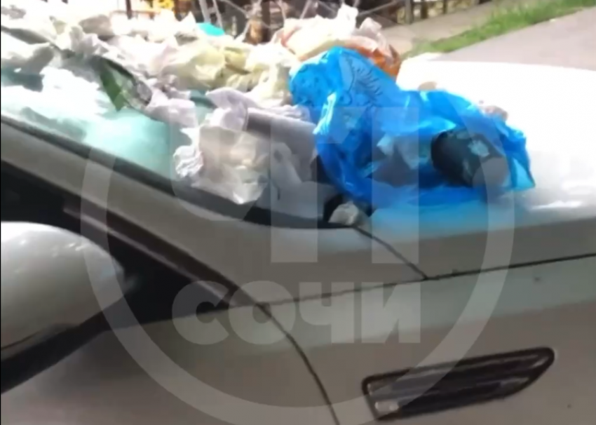 Сочинцы забросали мусором неправильно припаркованный автомобиль