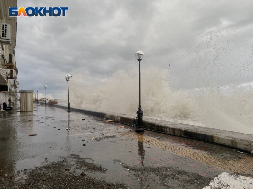 Грязь, щепки, разрушенные и затопленные набережные: последствия шторма «Черный молот» в Сочи