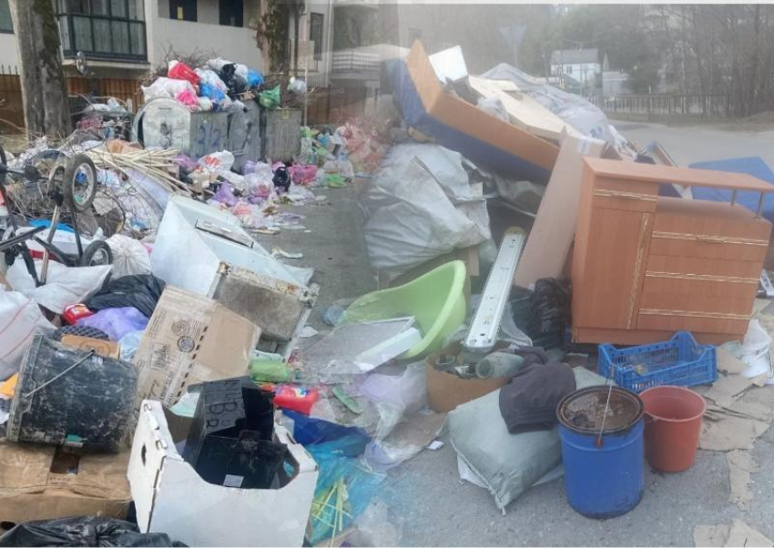 Мусор стал забирать дороги у улиц Сочи