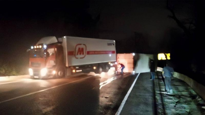 На трассе А-147 в Сочи произошла авария с участием многотонного грузовика