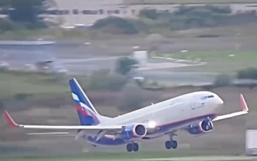 Эпичное видео: самолет ушёл на второй круг прямо со взлетно-посадочной полосы в Сочи