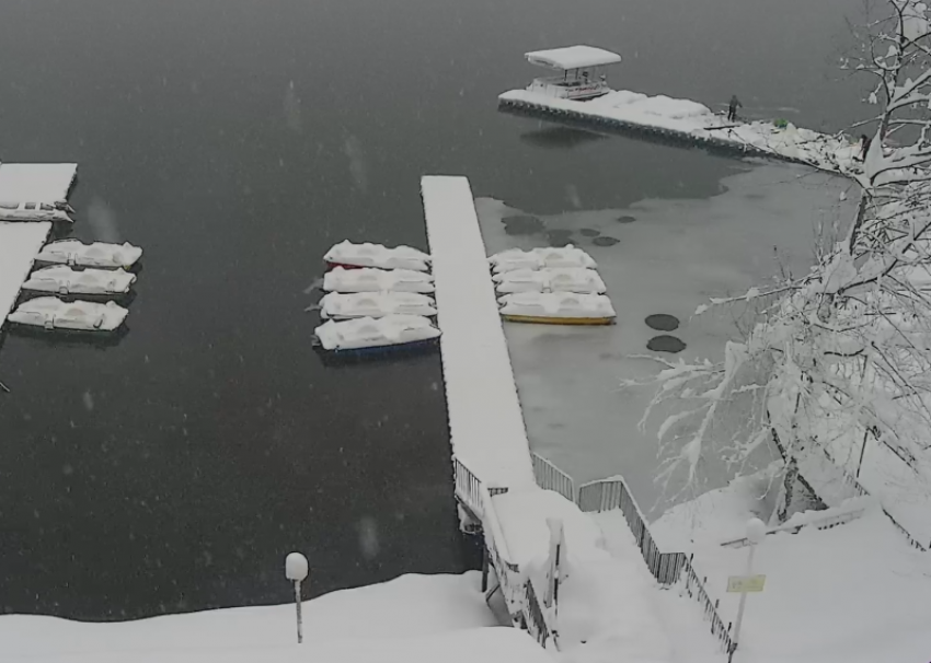 Поезда не ходят, света нет: снегопад сковал Абхазию