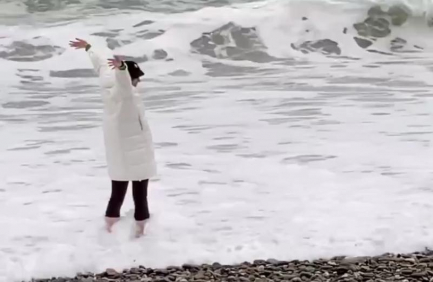 Отдыхающие в Сочи купаются в море надев зимние куртки