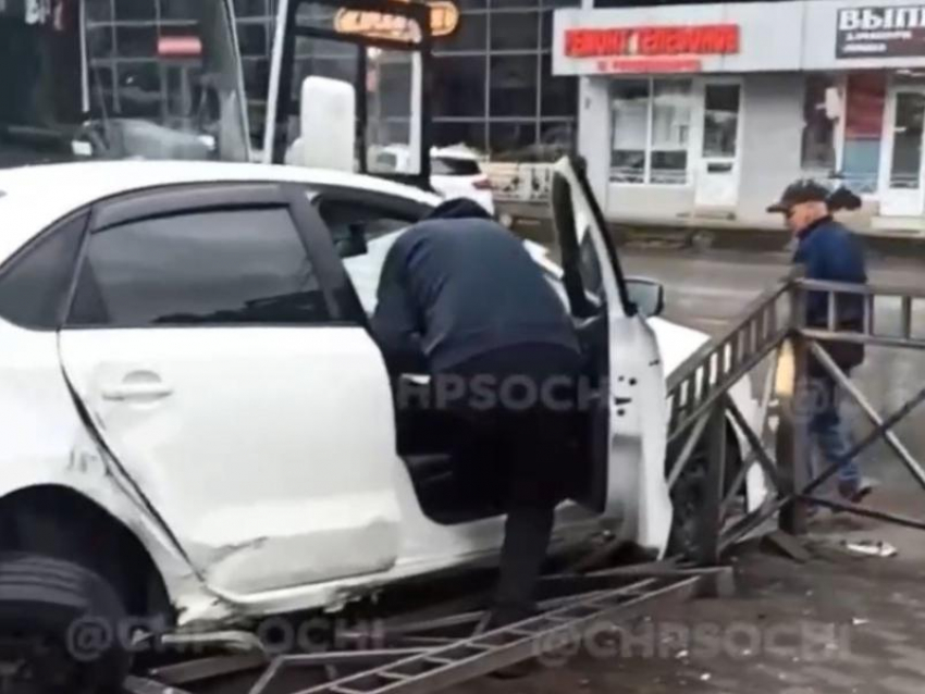 Автобус в Сочи сорвался с ручника и протаранил припаркованные автомобили