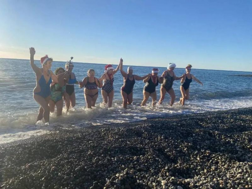«Адлерские моржи» устроили январский заплыв в Сочи 