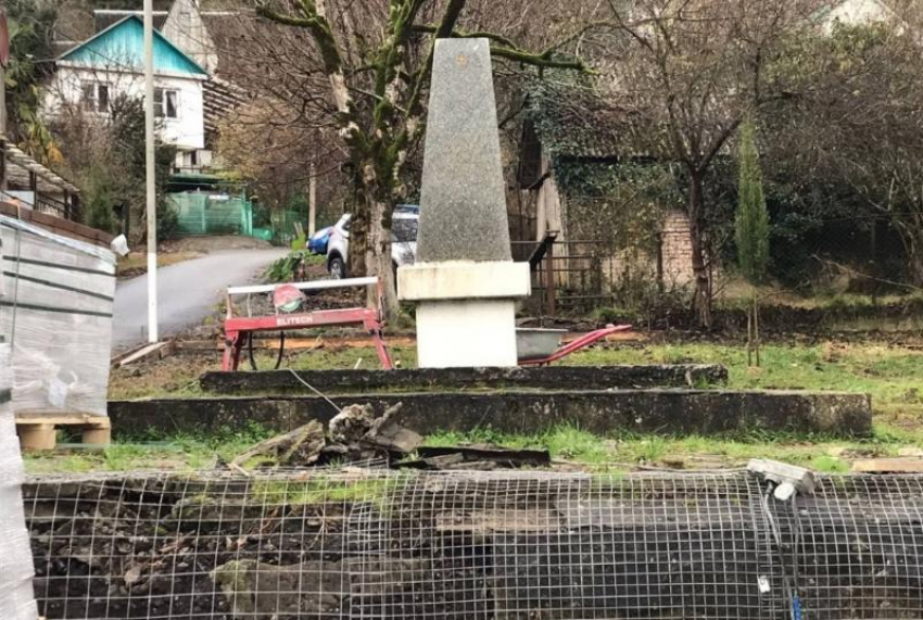 Памятники в Сочи продолжили реставрировать